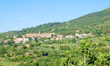 Hotels with Parking in Paciano