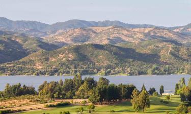 Hoteller med parkering i Lago Rapel