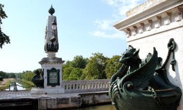 Parkolóval rendelkező hotelek Bléneau városában