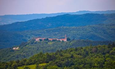 Hotels amb aparcament a Boljun