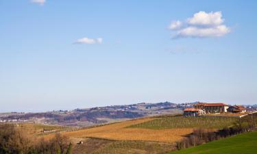 Santa Vittoria dʼAlbaの駐車場付きホテル