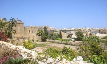 Hoteles con estacionamiento en Kerċem