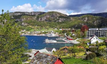 Hotéis com estacionamento em Hjelmeland