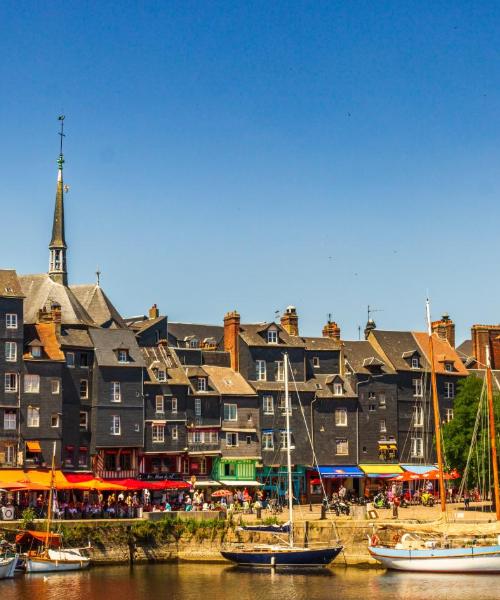 Krásný pohled na město Honfleur