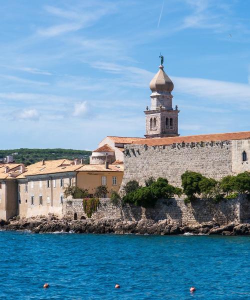 Čudovit pogled na mesto Krk