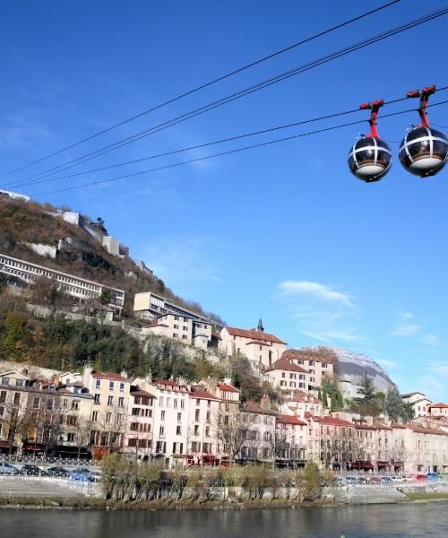 Krásný pohled na město Grenoble