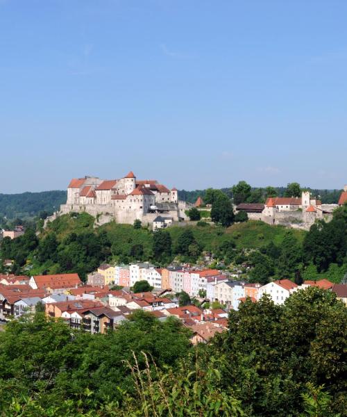 Piękny widok na miasto Burghausen