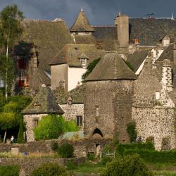 Salers 3 hotels met hottubs