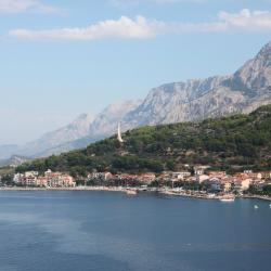 Podgora 444 hotels with parking