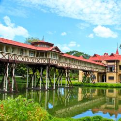 Nakhon Chai Si 3 hotels with parking