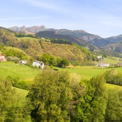 Itziar 3 case di campagna