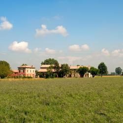 Sala Baganza 9 hot&eacute;is com estacionamento