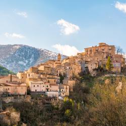 Villalago 9 hotels with parking