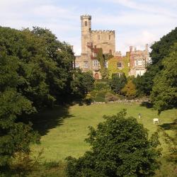 Howden 3 hotels with parking
