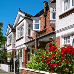 Cobham 7 hoteles con estacionamiento