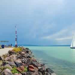 Balatonakali 9 hot&eacute;is na praia