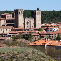 Carabias 3 hotels with parking