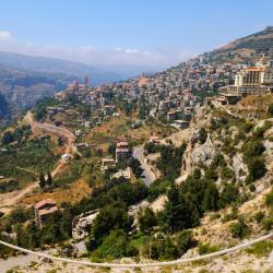 Douma 3家带停车场的酒店