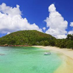 Anse Kerlan 11 Hotels