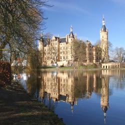 Flessenow 14 間有停車位的飯店