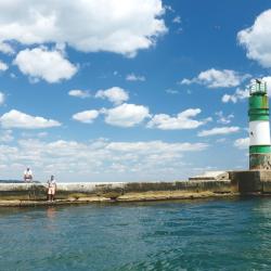 Yalangoch qizlar külotsiz taytlarda Er xotinini mushuk va eshagini masturbatsiya qilayotganini suratga oldi (shaxsiy video)