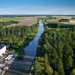 Lyrestad 3 hotels with parking