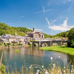 Estaing 3 hotels with hot tubs