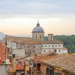 Nepi 3 hotel na may mga hot tub