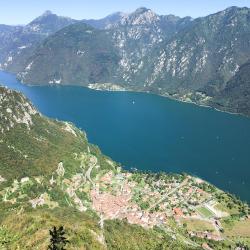 Anfo 10 hotels with parking