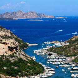 Baia Sardinia 3 aparthotely