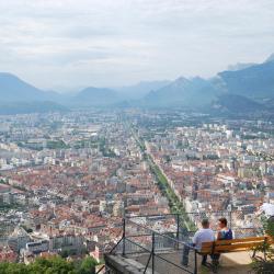 Eybens 3 hot&eacute;is com estacionamento