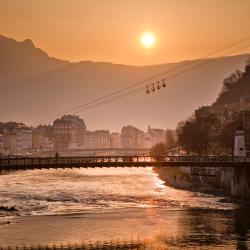 &Eacute;chirolles 7 hot&eacute;is com estacionamento
