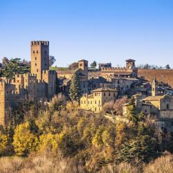 CastellʼArquato 14 hot&eacute;is com estacionamento