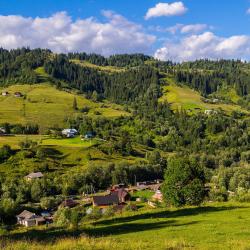 Dzembronya 5 hotels with parking