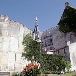 Champniers 12 hotels with parking