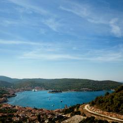 Vis 225 hotels with parking