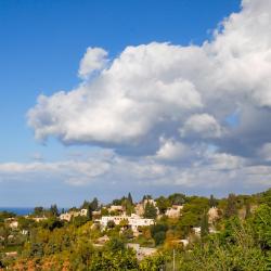 Ein Hod 7 hot&eacute;is com estacionamento