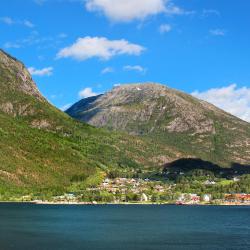 Kinsarvik 4 hotels with parking