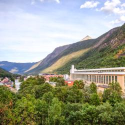 Rjukan 8 hot&eacute;is com estacionamento