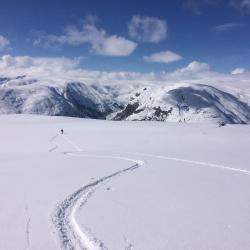 Jostedal 3 hot&eacute;is com estacionamento