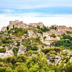 Les Baux-de-Provence 24 hotels with pools