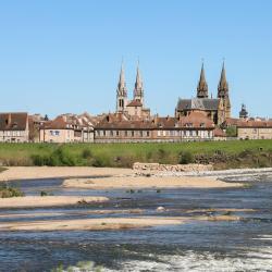 Moulins 4 hot&eacute;is com piscina