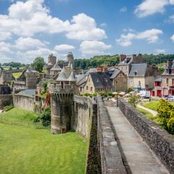 Fougères 54 hotels with parking