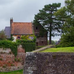 Montreuil-sur-Mer 3 hot&eacute;is com piscina