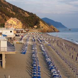 Deiva Marina 70 hotels with parking