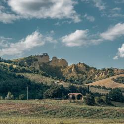 Sasso Marconi 3 hot&eacute;is com piscina