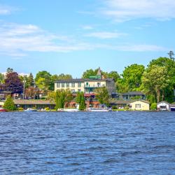 Gananoque 23 hotels with parking