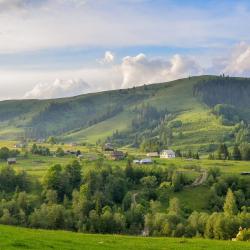 Verkhovyna 68 hotels with parking