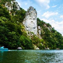 艾媗尼沙 33 間有停車位的飯店