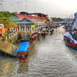 Amphawa 43 hotels with parking